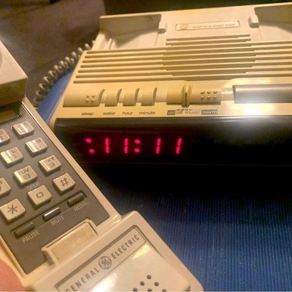 Vintage 1970s-80s GE telephone/clock radio *rare item, EUC pre-owned, works! - Picture 3 of 3
